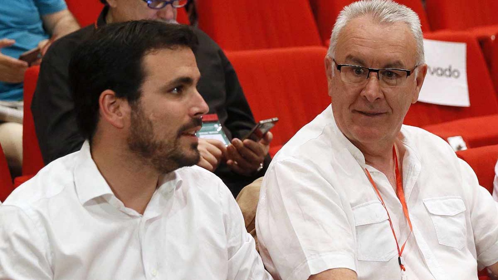 El nuevo coordinador de IU, Alberto Garzón, junto con su predecesor, Cayo Lara.