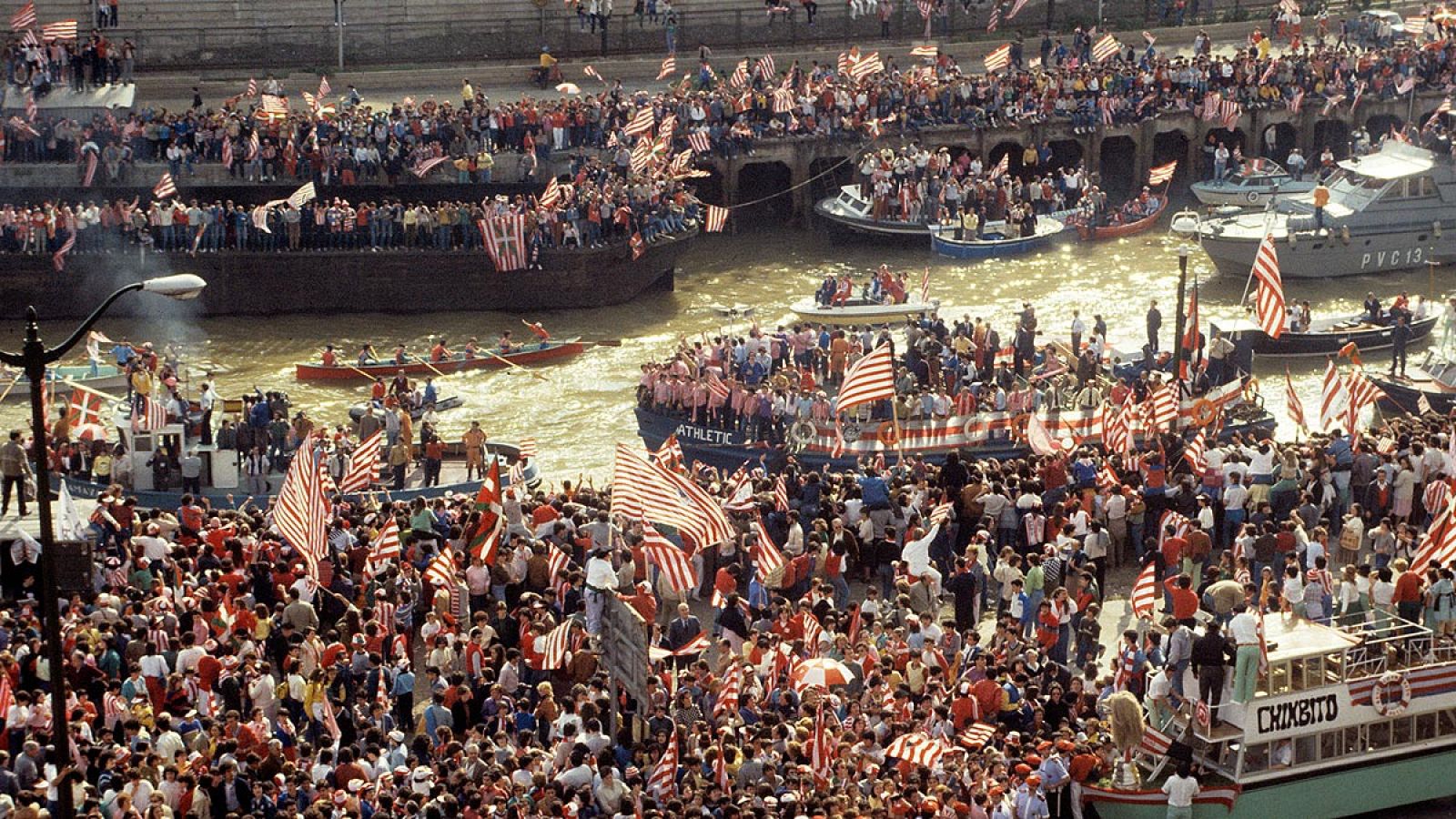 Miles de aficionados saludan a los campeones del doblete de la temporada 83/84