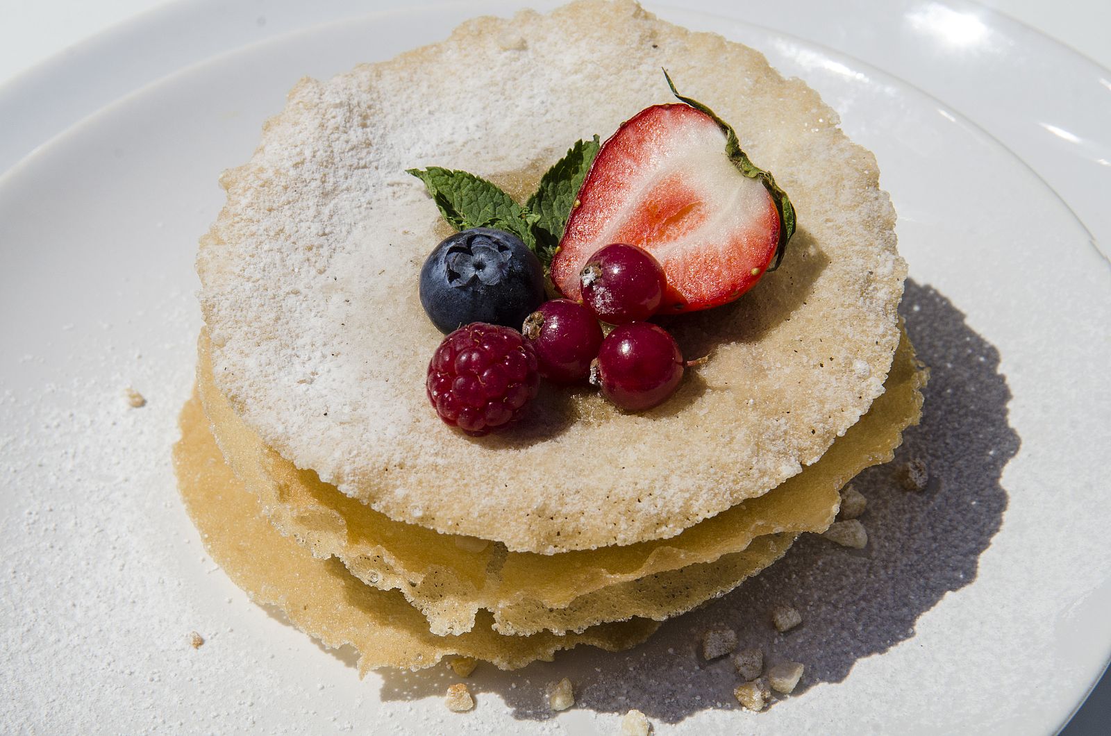 Tarta de milhjojas con crema pastelera, frutos rojos y almendra garrapiñada
