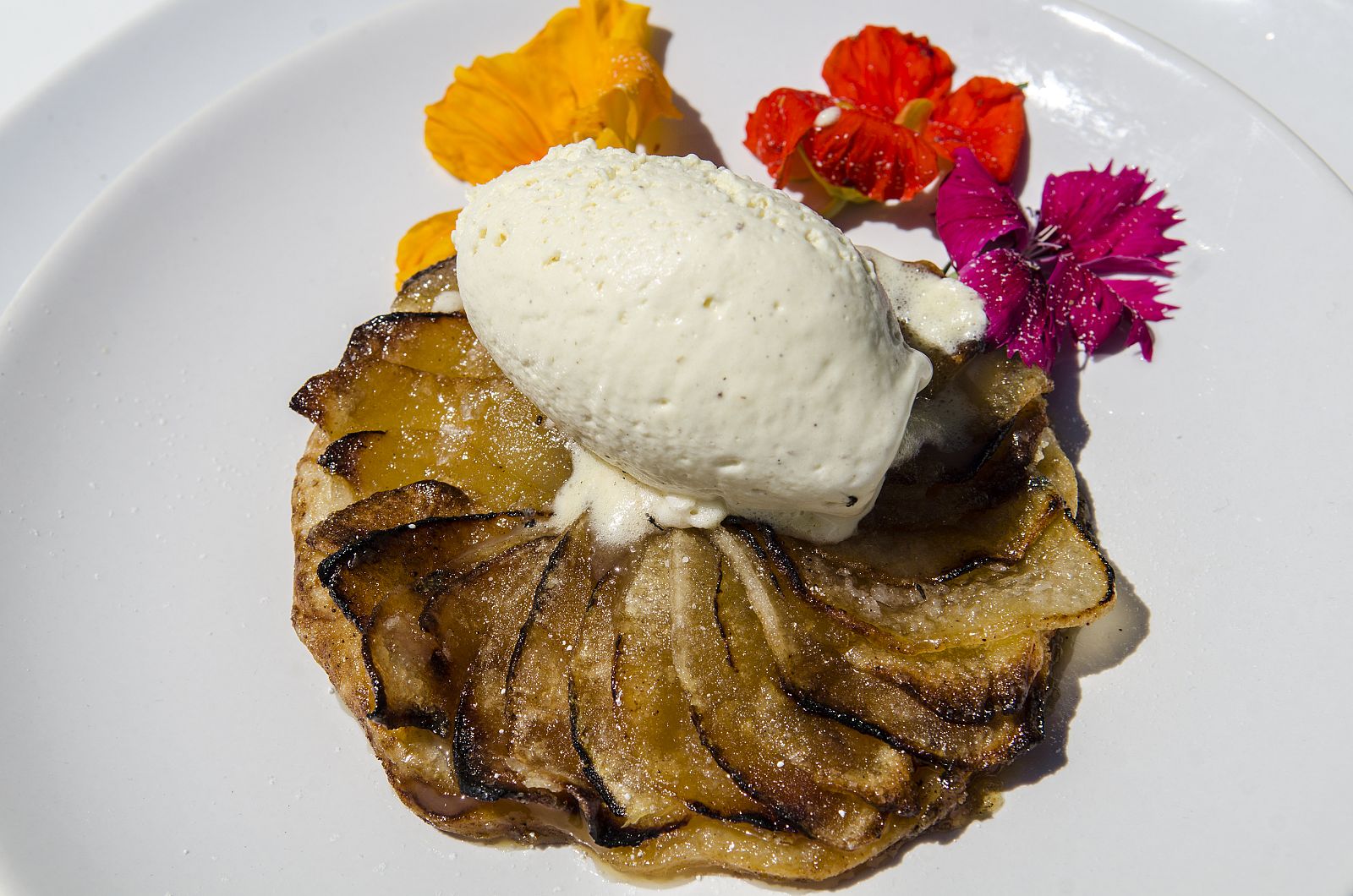 Tarta fina de manzana con quenelle de vainilla