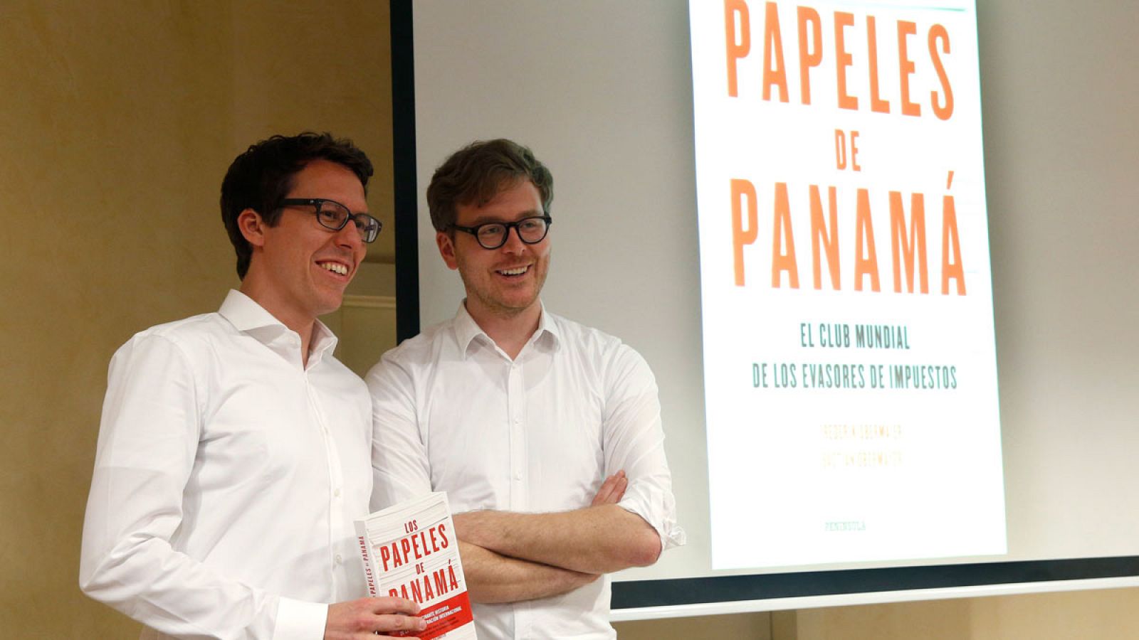 Los periodistas alemanes Bastian Obermayer y Frederik Obermaier