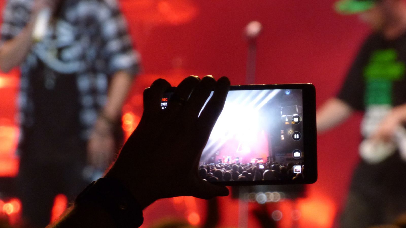 Un móvil grabando un escenario.