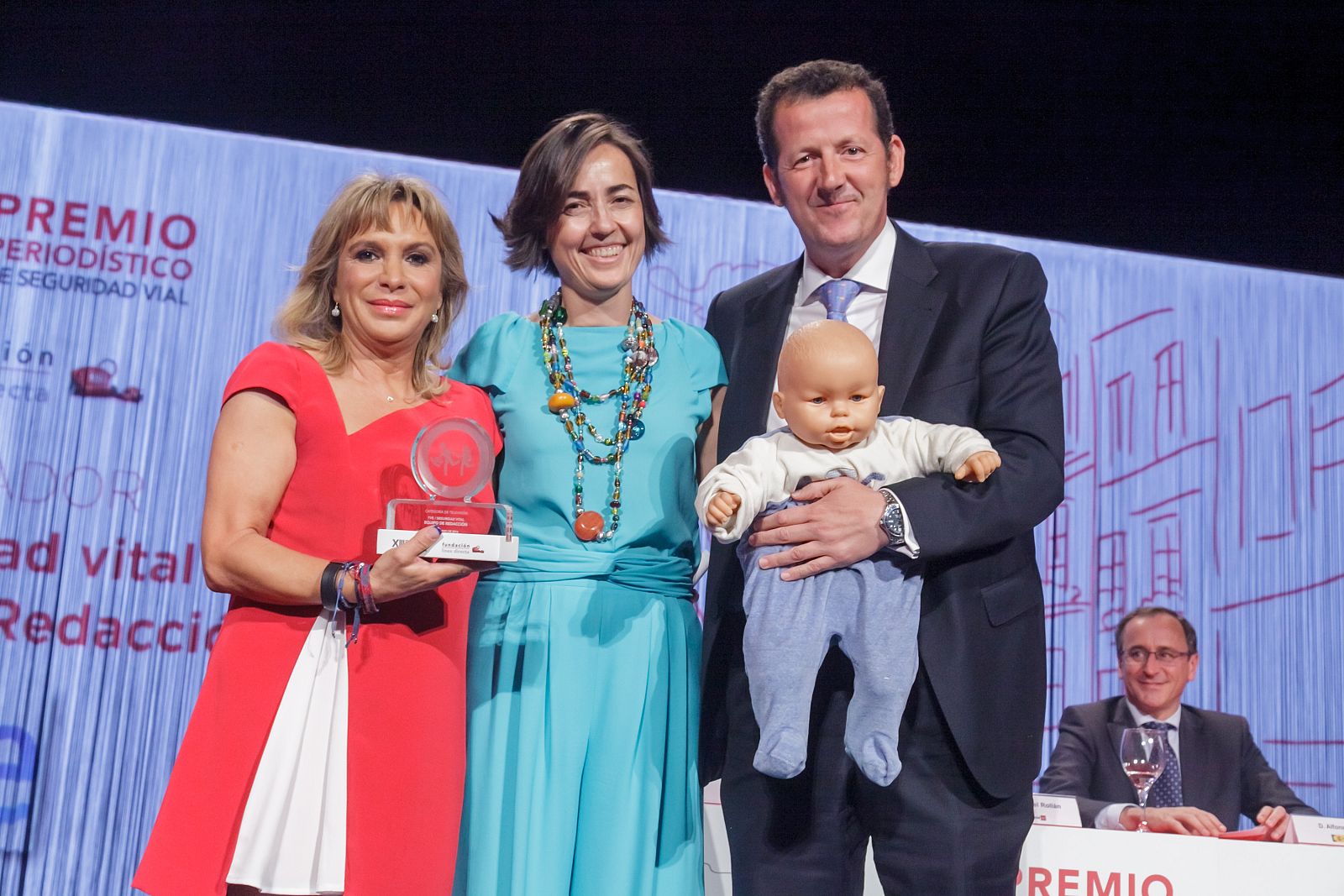 Carlos G Hirschfeld, María Segui y Toñi Prieto con Manolito, el dummy del programa