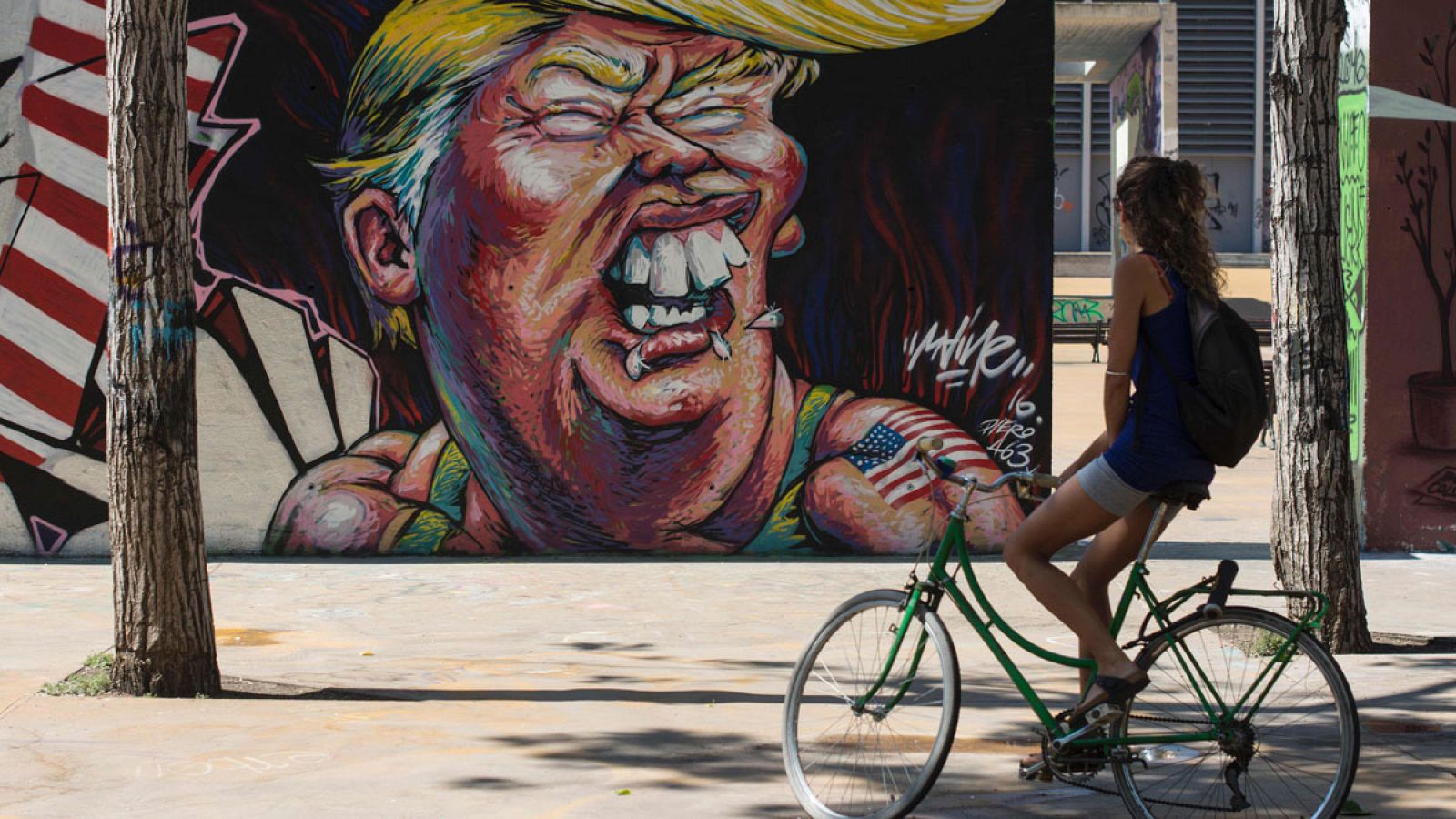 Una ciclista contempla un grafiti en Barcelona