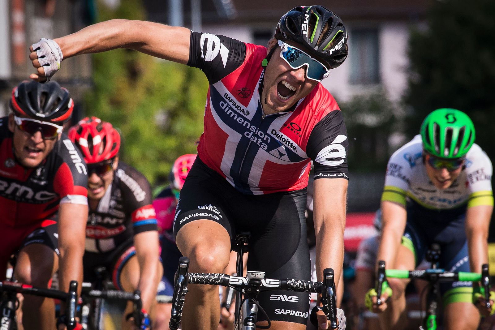 El noruego Edvald Boasson Hagen celebra su victoria en Belley.