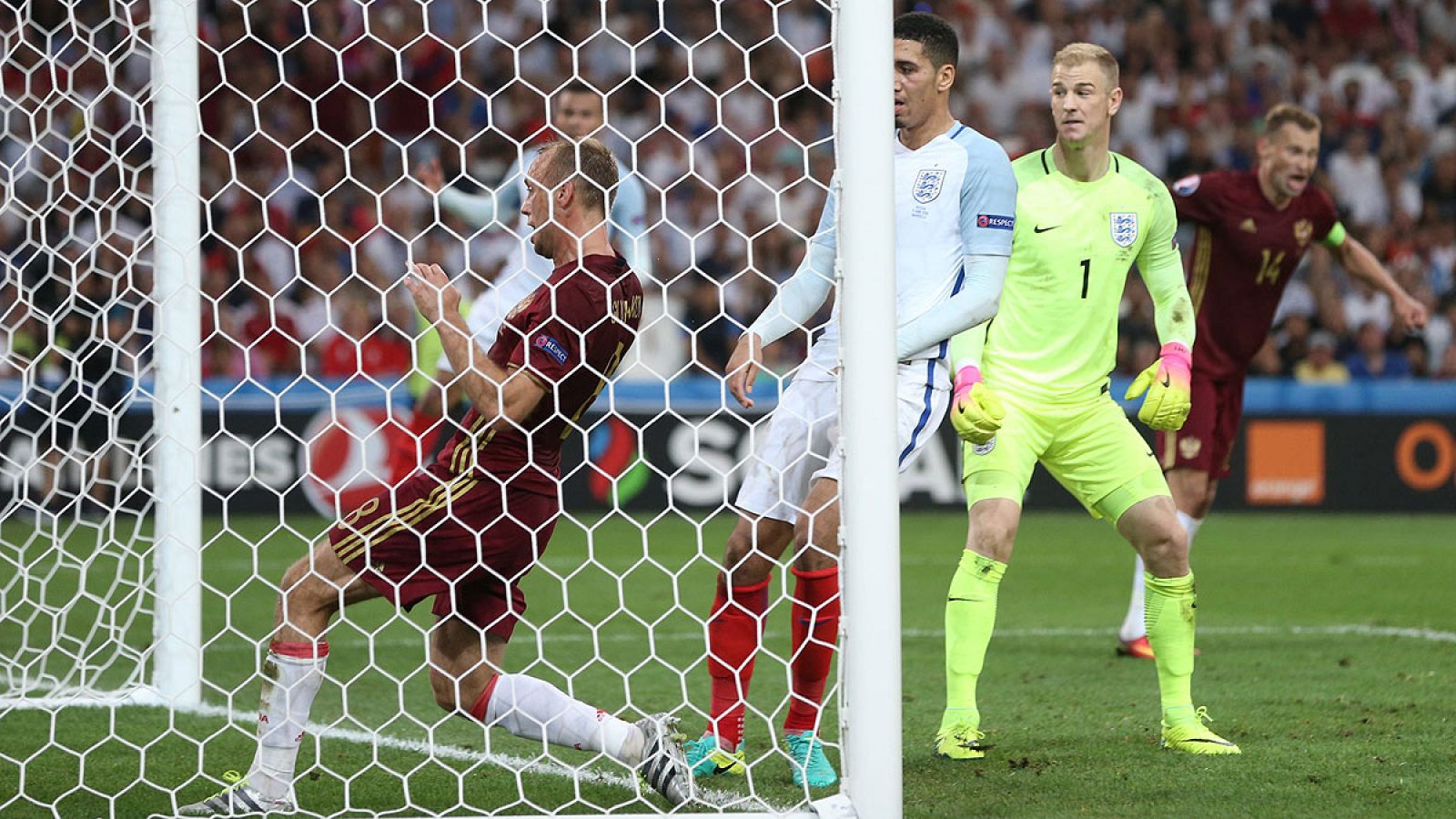 Hart observa el balón del empate en el fondo de la red