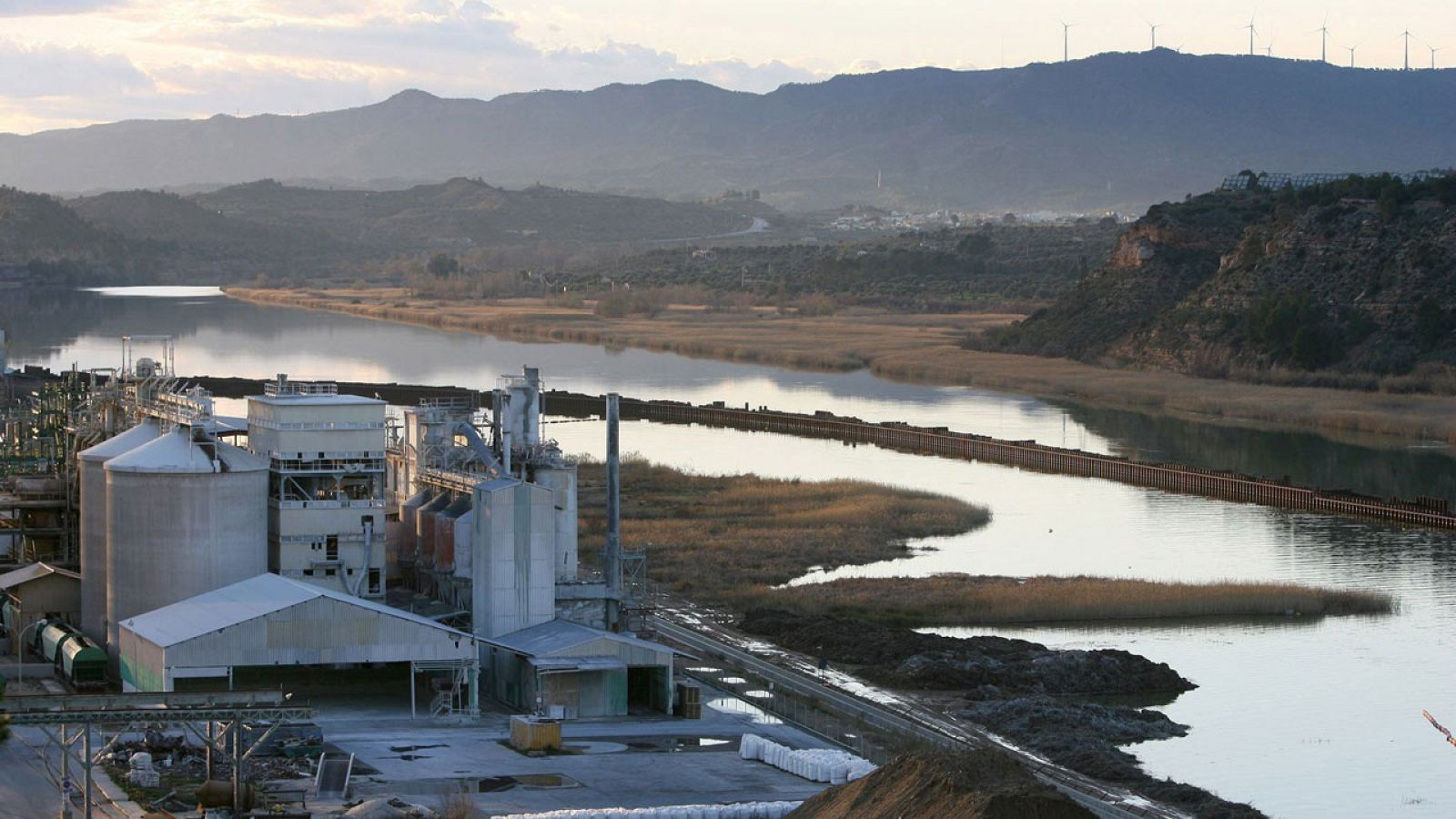 Vista del pantano de Flix, en el río Ebro, frente a la fábrica de Ercros en la provincia de Tarragona