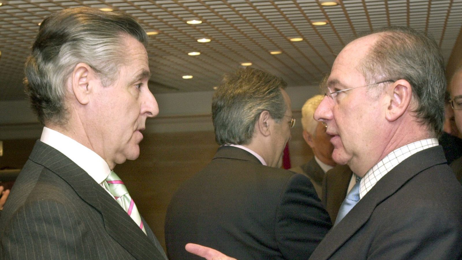Imagen de archivo en la que se ve a Miguel Blesa conversar con Rodrigo Rato