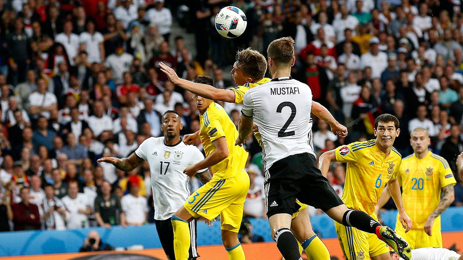 Mustafi remata a la red una falta lanzada por Kroos