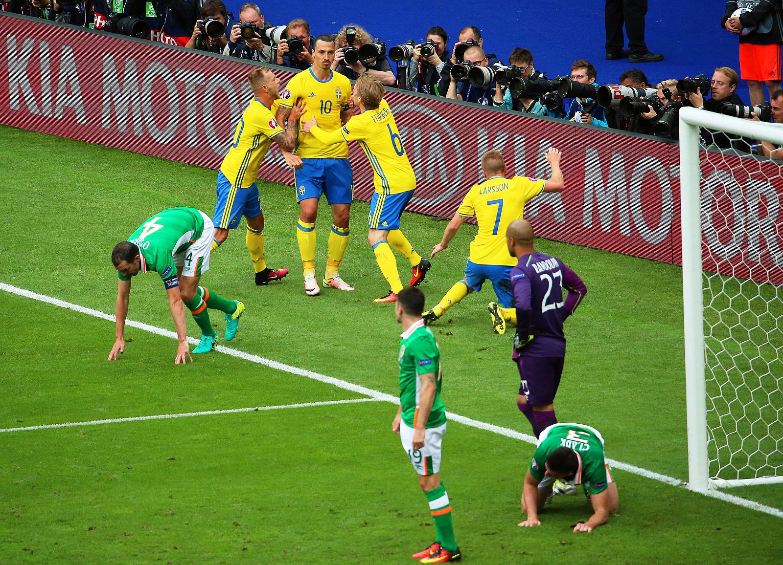 Zlatan Ibrahimovic celebra el empate ante Irlanda.