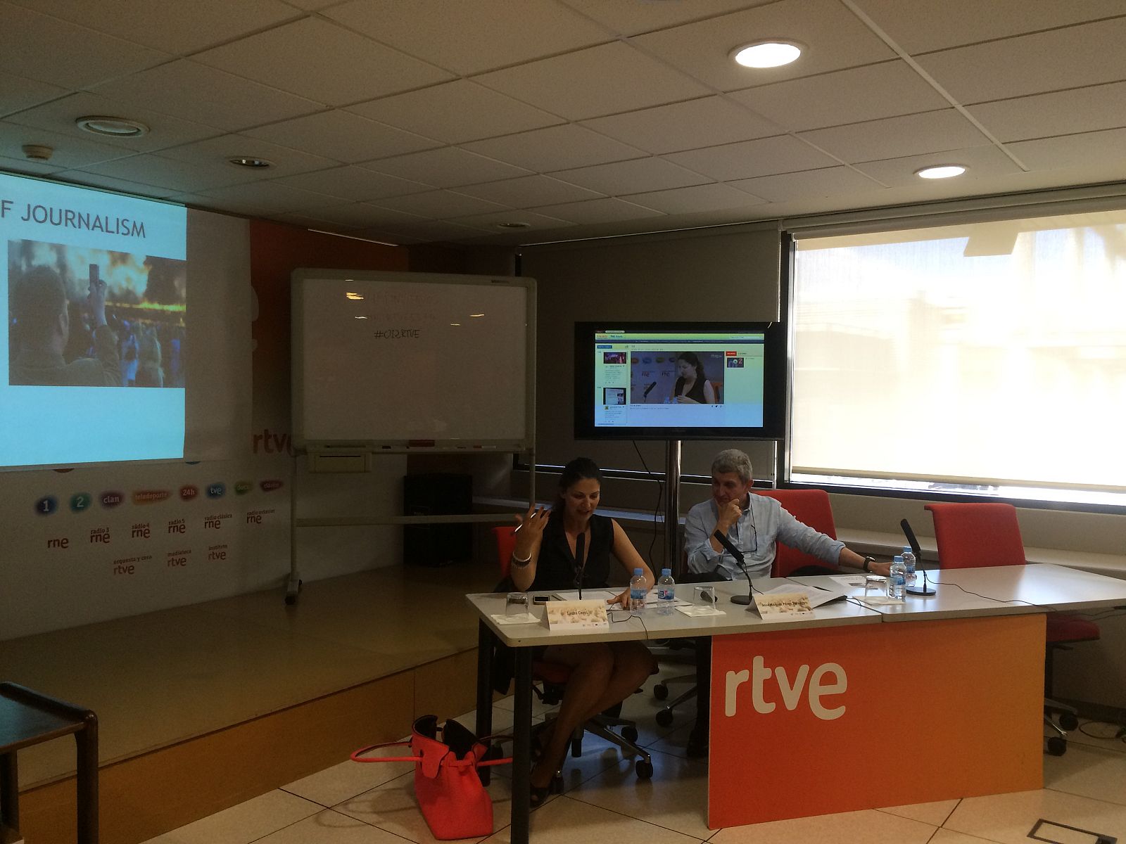 Comienza el curso sobre periodismo móvil de #OI2 con RTVE y la UAB, presentado por el catedrático José Manuel Pérez Tornero y Laura Cervi
