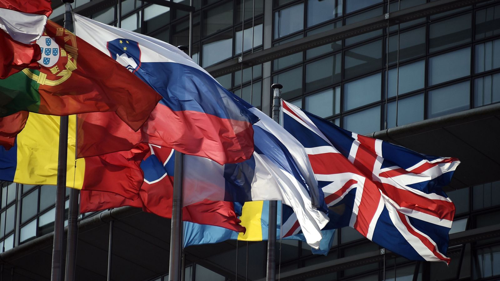La bandera británica ondea junto al resto de enseñas de la UE frente al Parlamento Europeo