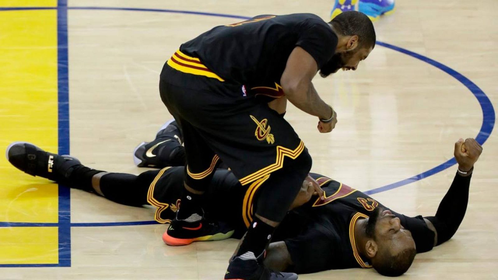 Kyrie Irving y LeBron James cuajaron un espectacular encuentro
