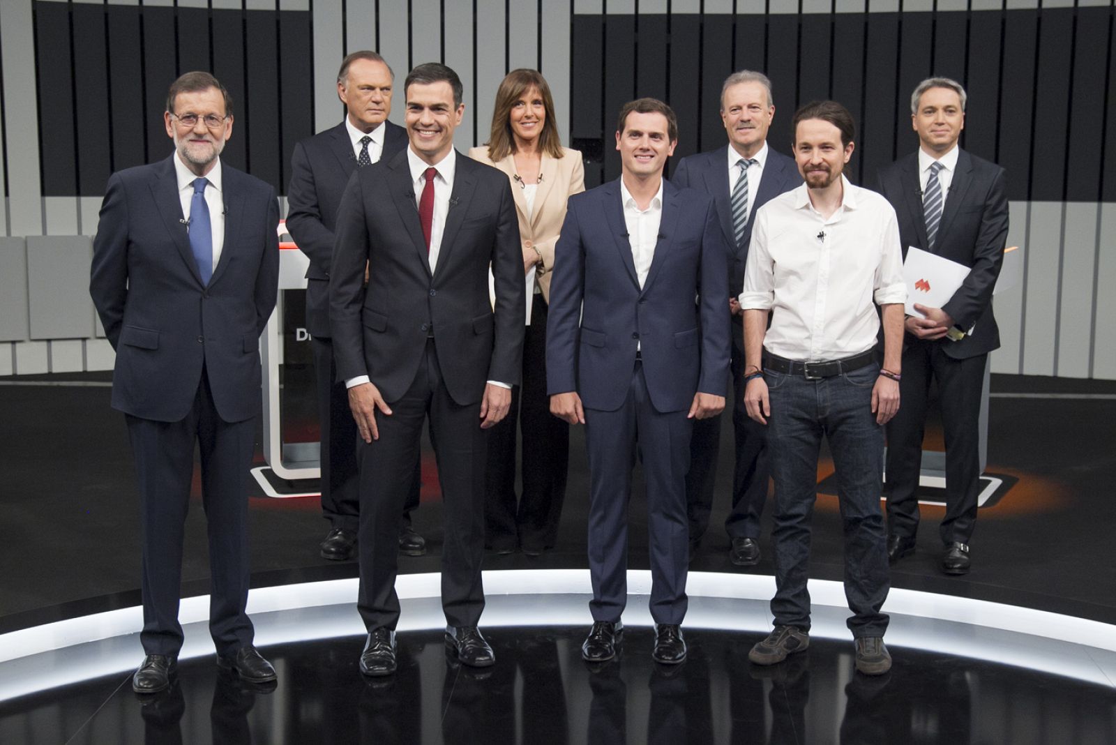 Los candidatos junto a los moderadores, anoche antes del debate