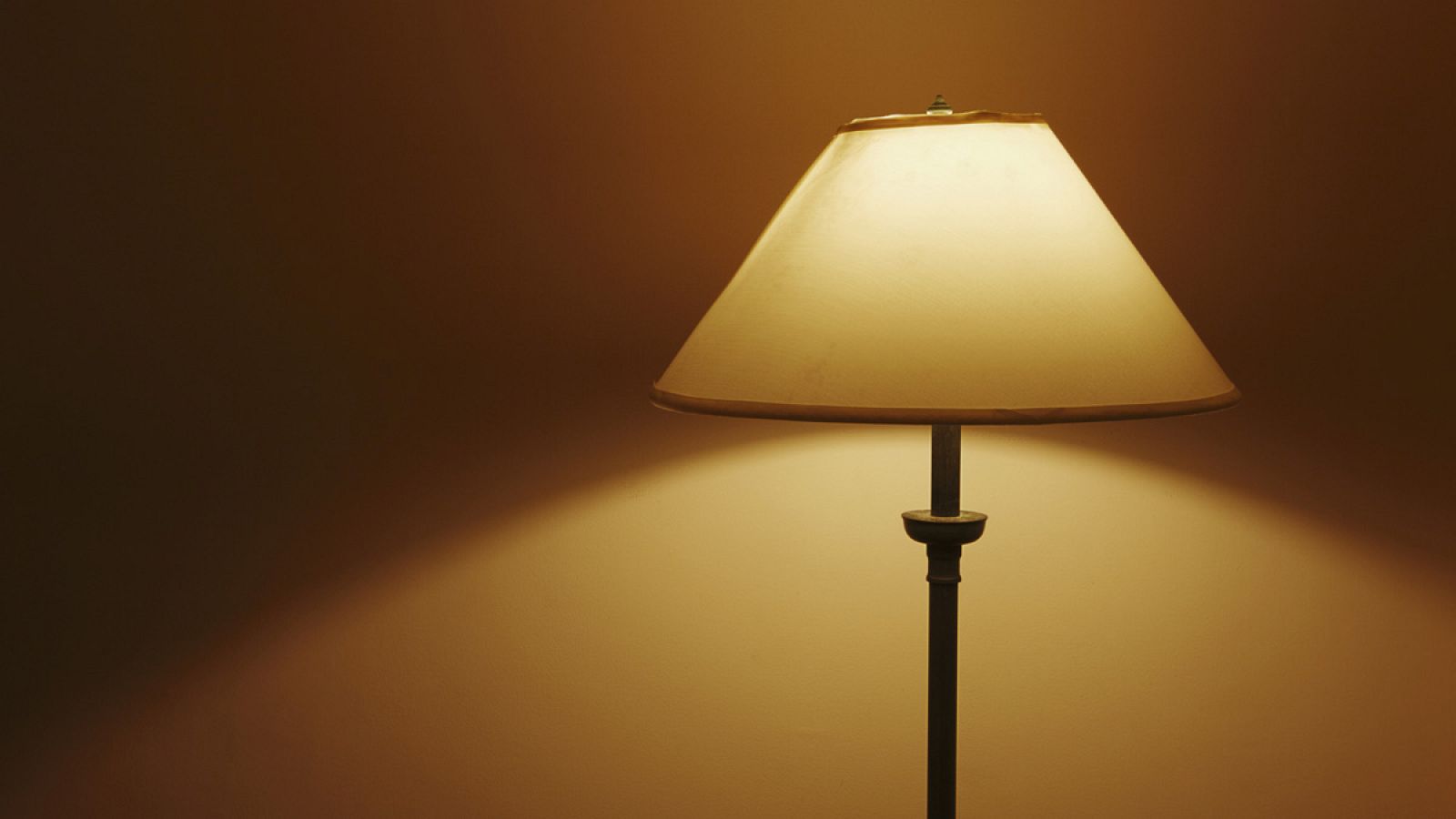 Una lámpara encendida