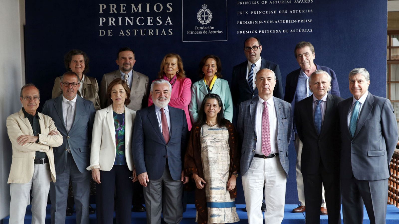 El jurado del Premio Princesa de Asturias de las Letras 2016 posa antes del inicio de las deliberaciones.