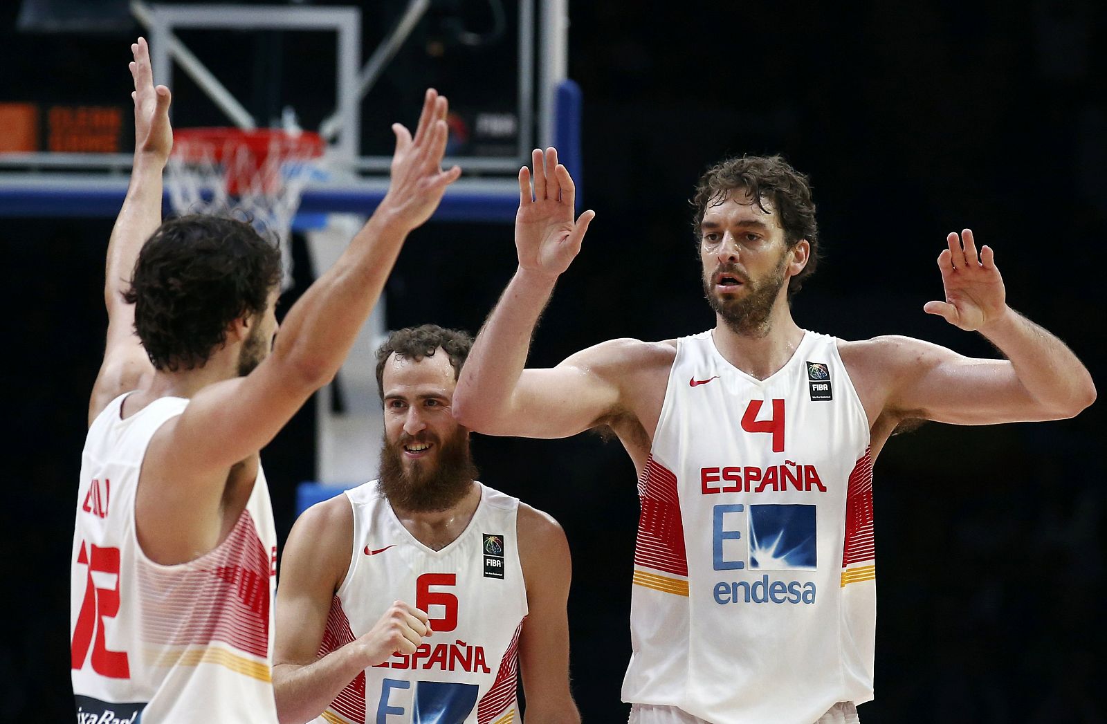 Sergio Llull y Pau Gasol celebran en los instantes finales la victoria de España