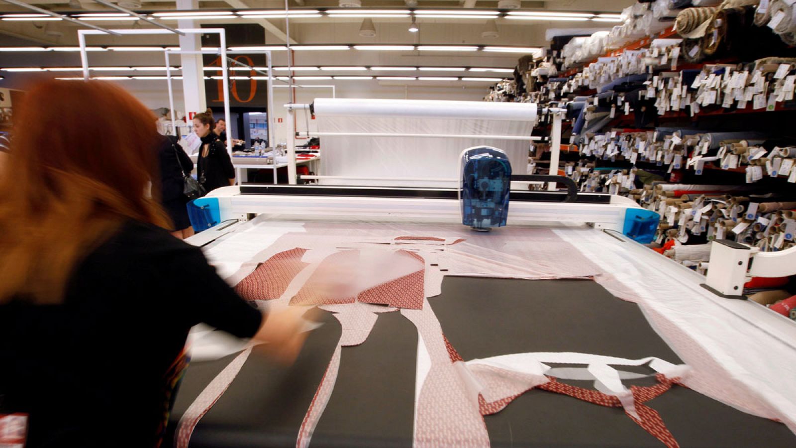 Una empleada en una fábrica textil de Barcelona
