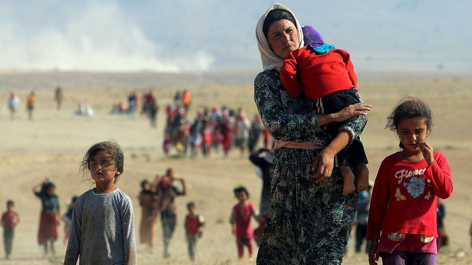 Sinjar, Irak, 11 de agosto de 2014: Yazidíes iraquíes huyen del avance del Estado Islámico en dirección a Siria.