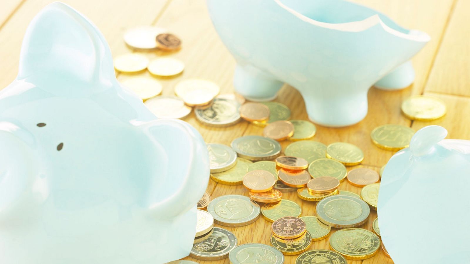Una hucha rota con monedas de euro