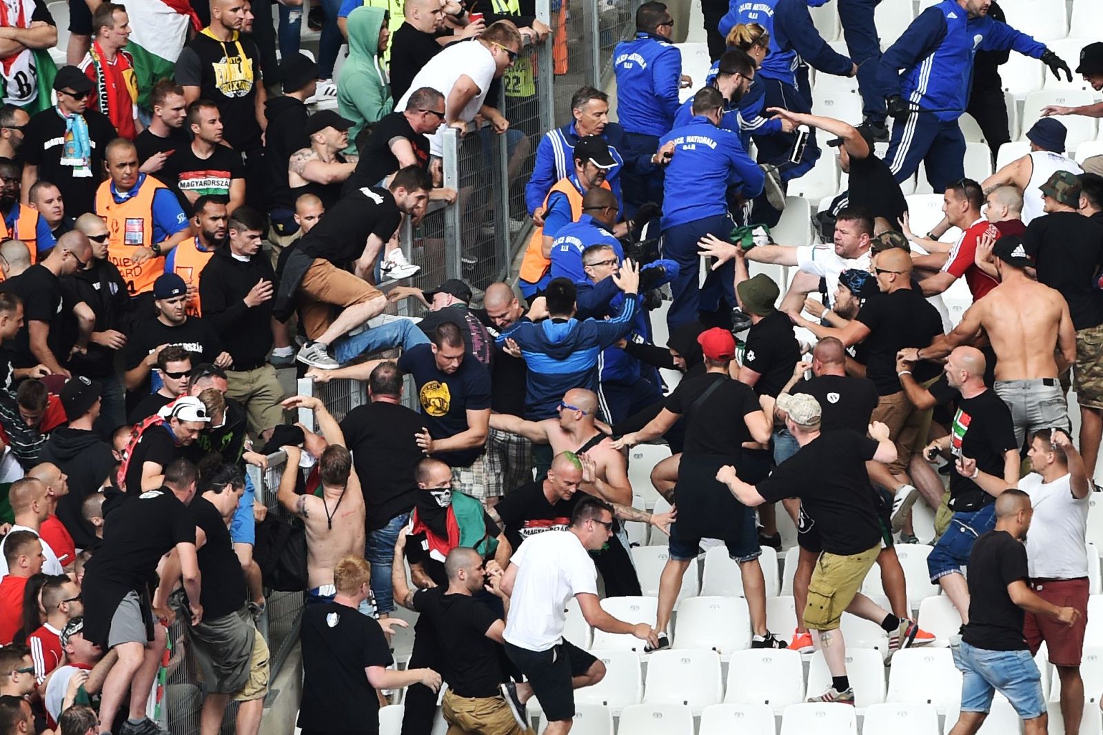 Ultras húngaros protagonizan altercados en el estadio de Marsella