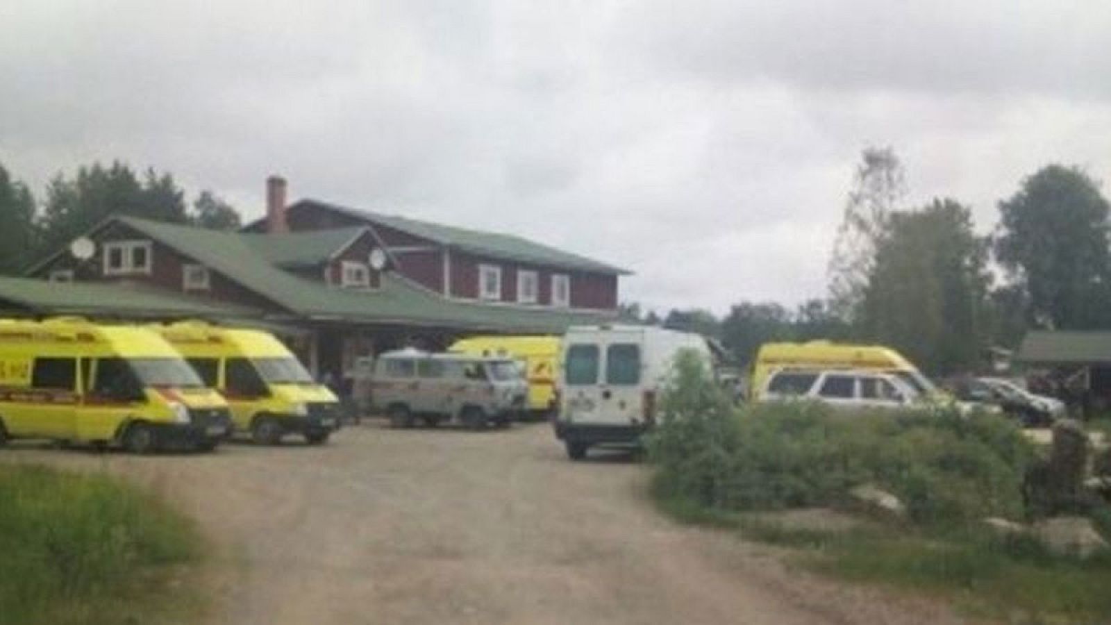 Mueren 14 personas, la mayoría niños, al volcar dos botes en un lago en Rusia