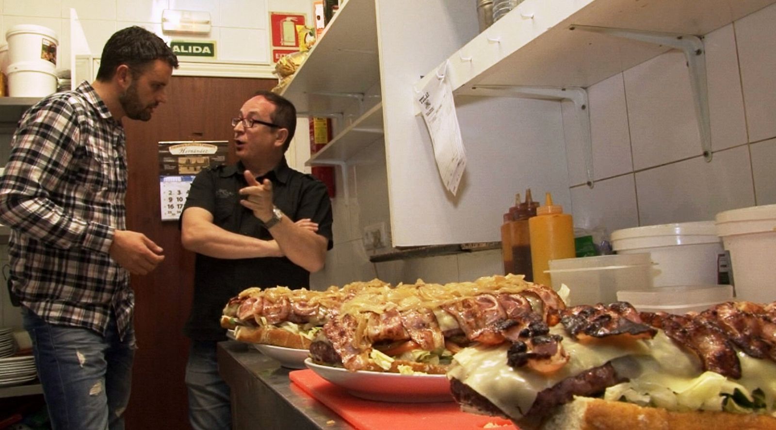 Hamburguesa de kilo y medio, plato estrella en el restaurante de Julio
