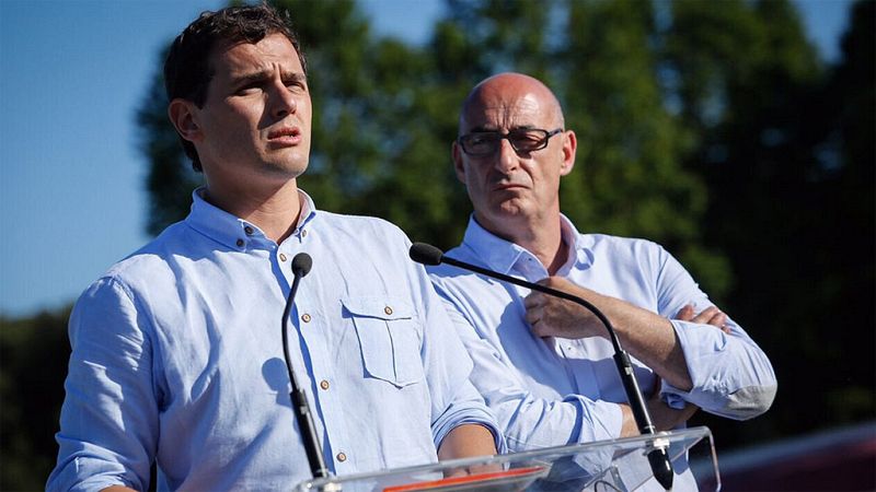 Rivera ofrece una "mesa" sin "sillones" para negociar con el PP y el PSOE