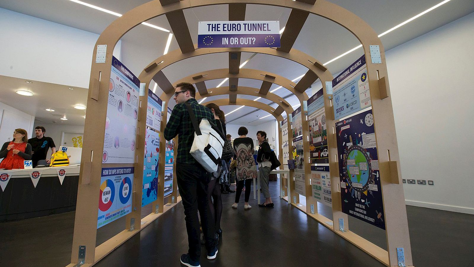 Varias personas del público llegan al Museo de Historia de Manchester para ver la intervención del líder laborista británico, Jeremy Corbyn, y su compañero de partido Alan Johnson en contra del "brexit", en Manchester, Reino Unido