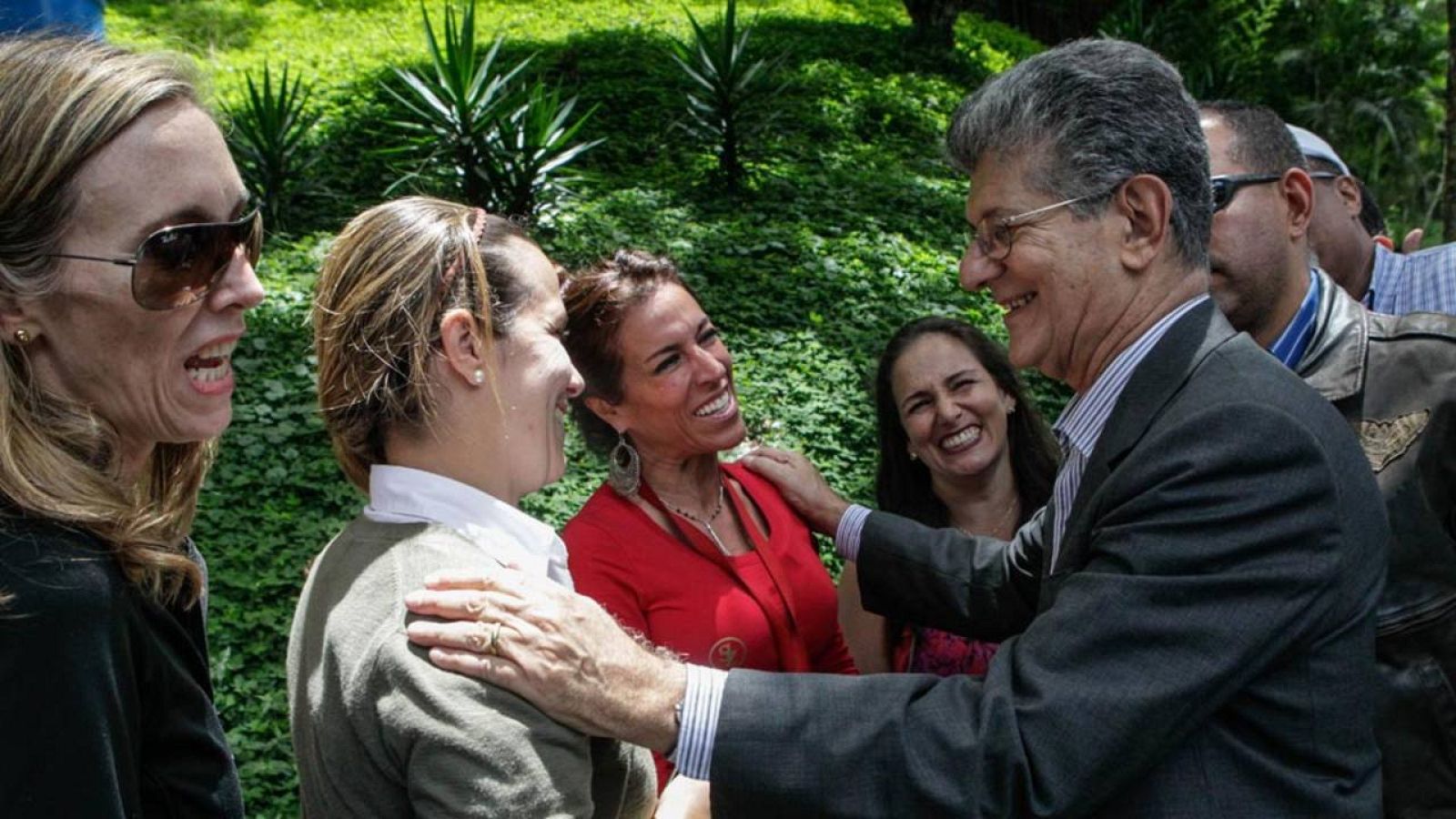 El presidente de la Asamblea Nacional (AN), Henry Ramos Allup, visita a un grupo de personas que acude a la fase de validación de firmas