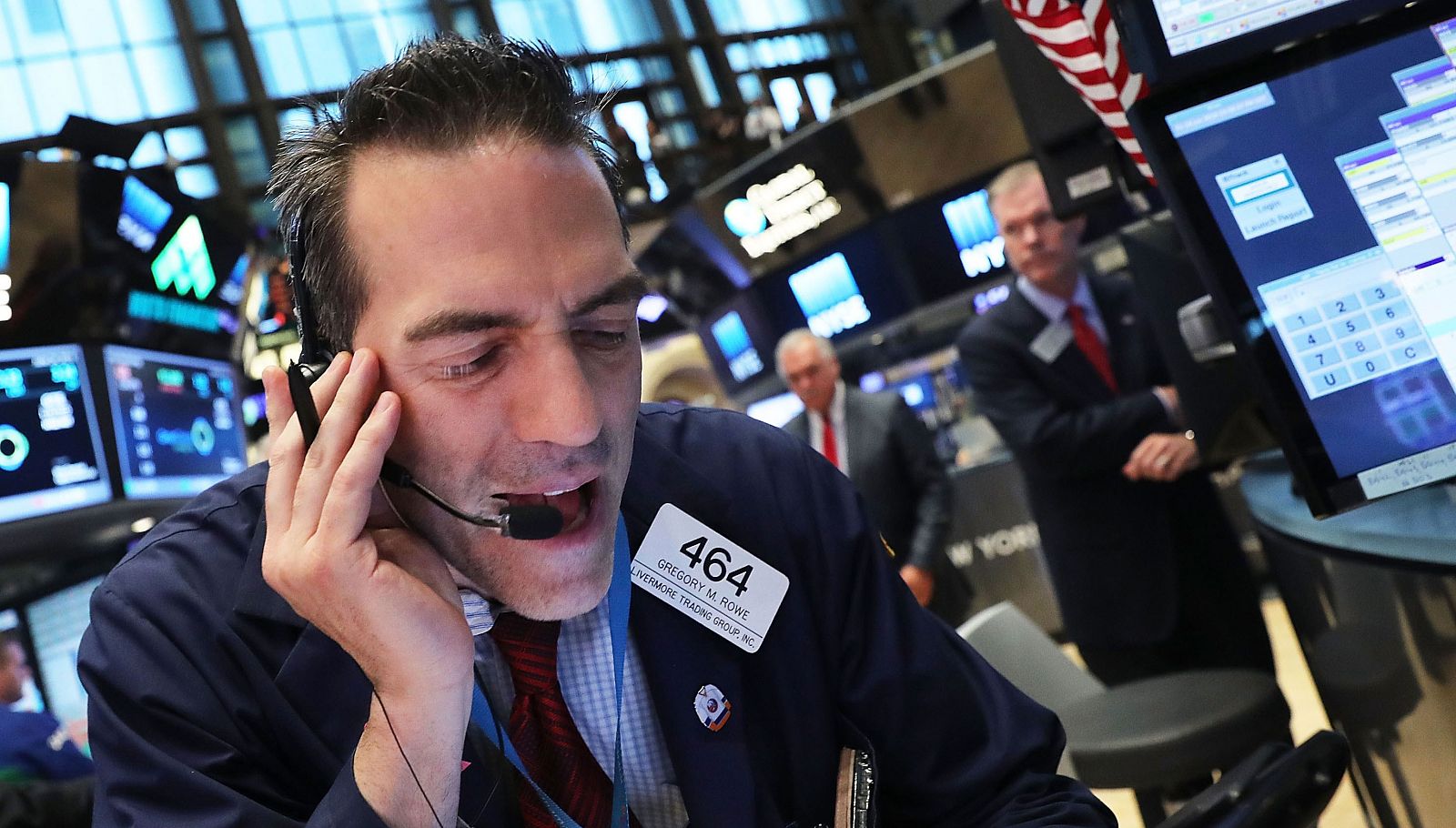 Un 'trader' en Nueva York sigue las noticias de que el Reino Unido ha decidido abandonar la Unión Europea.