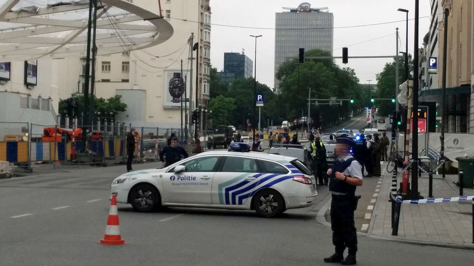 Cordón policial frente al centro comercial City2 de Bruselas