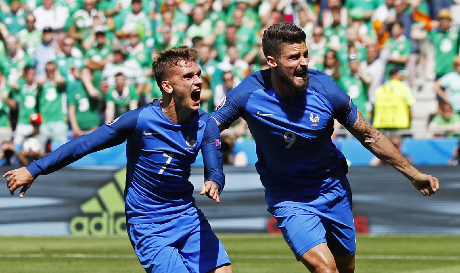 Griezmann celebra con Giroud su segundo gol ante Irlanda.