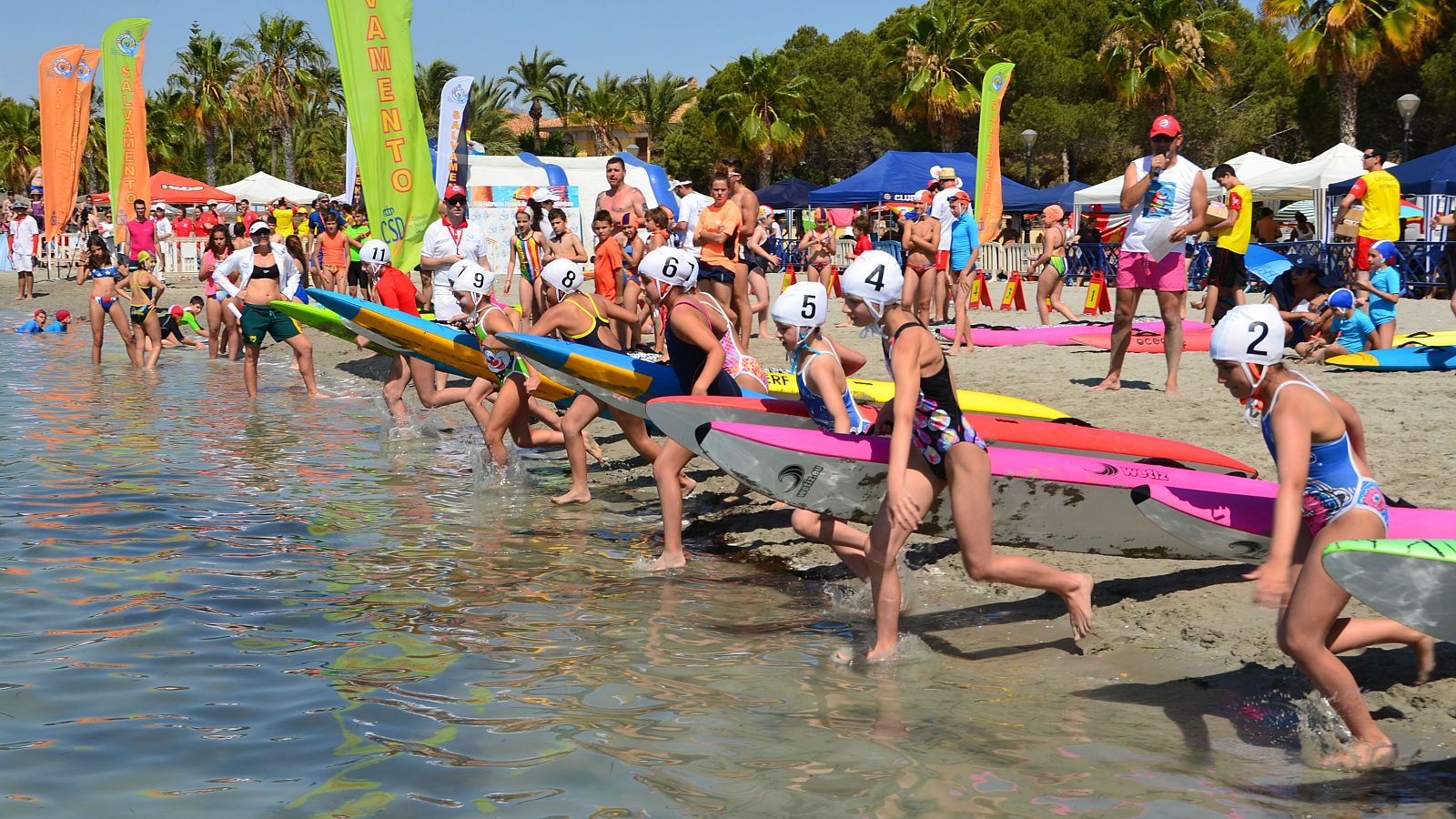 Participantes en una competición de salvamento y socorrismo