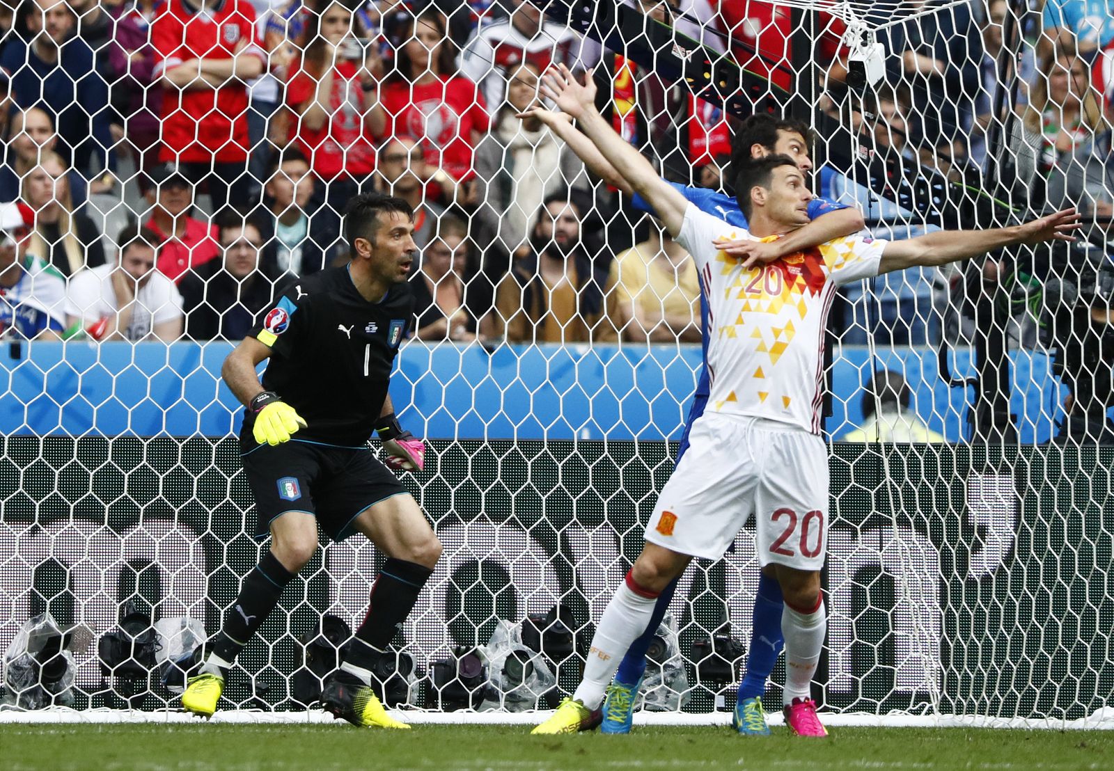 Aduriz, que salió tras el descanso, sujetado en una ocasión