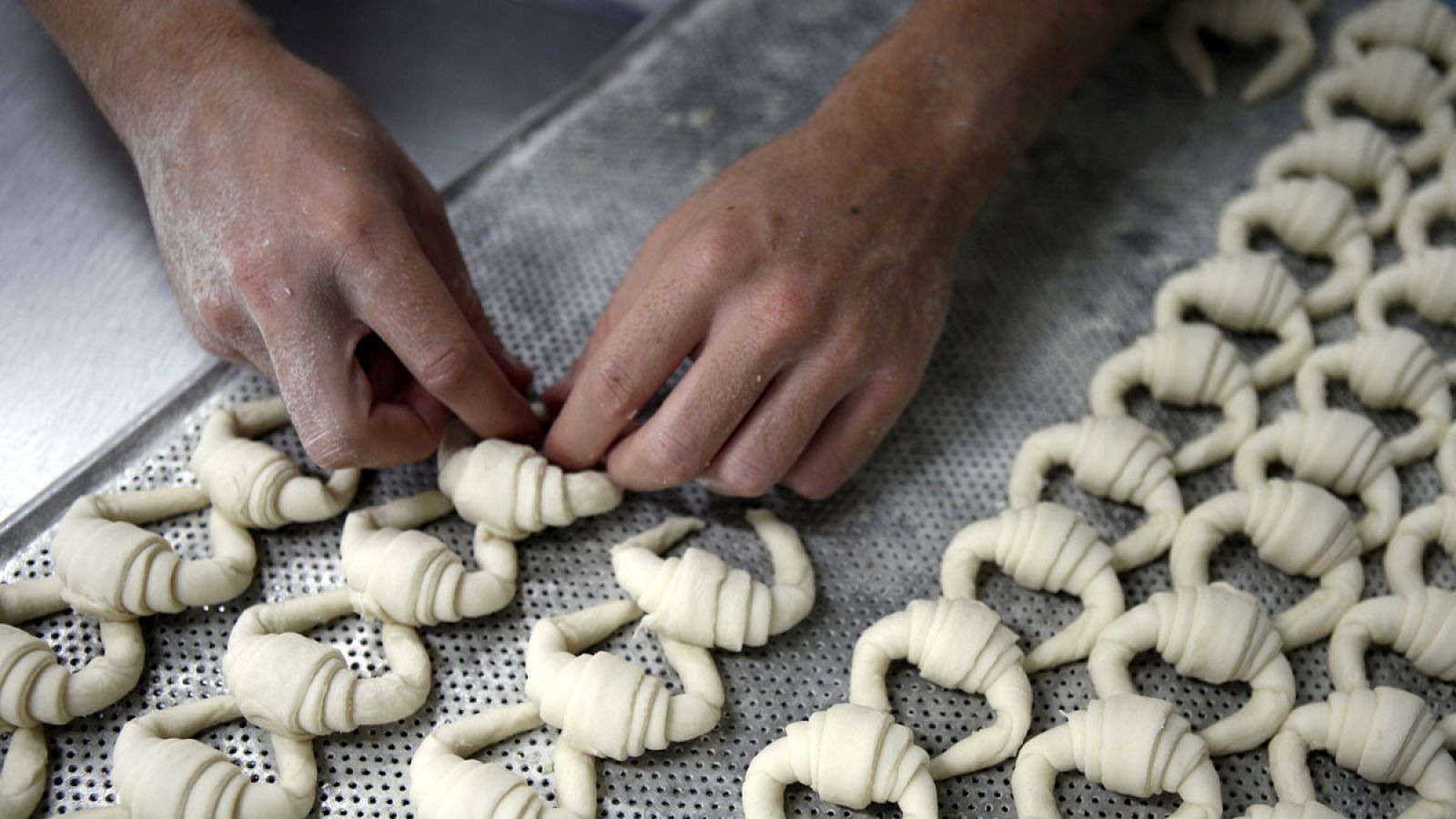 Un empleado de un obrador elaborando dulces