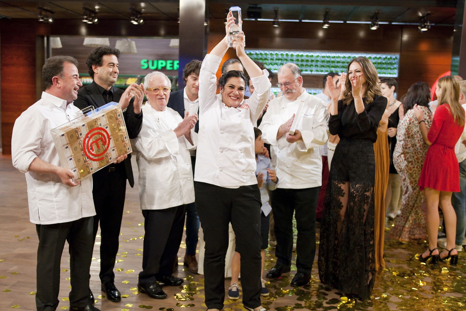 Virginia, levanta el trofeo que la acredita como nueva MasterChef España