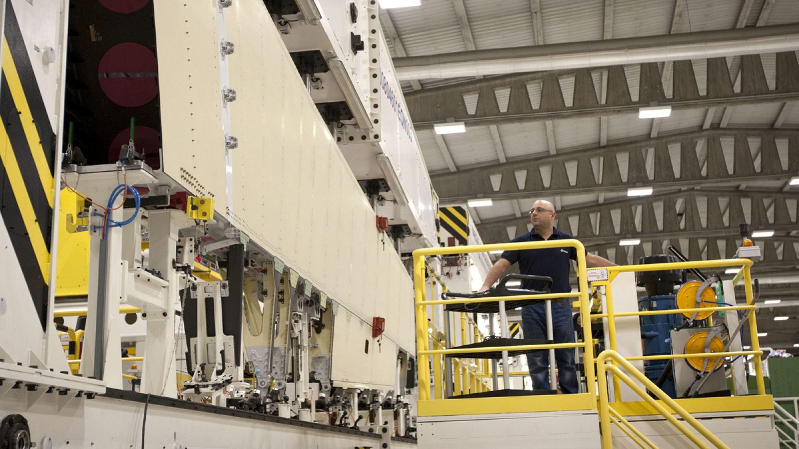 Un trabajador en la planta de Airbus en Puerto Real, Cádiz