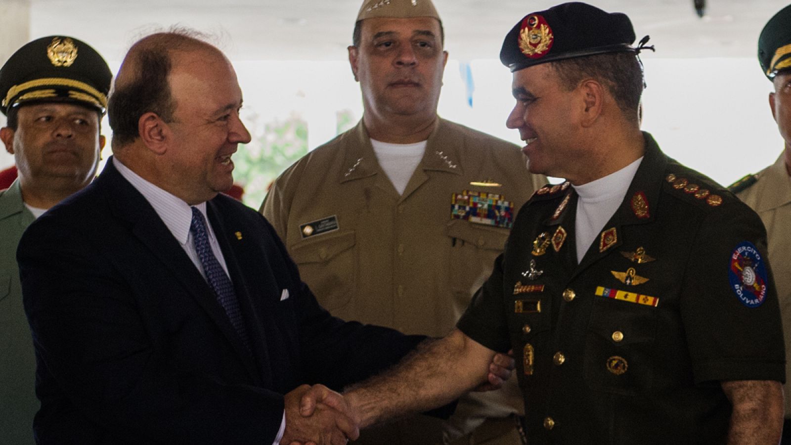 Los ministros de Defensa de Venezuela, Vladimir Padrino, y de Colombia, Luis Carlos Villegas, en Caracas tras su reunión sobre la frontera