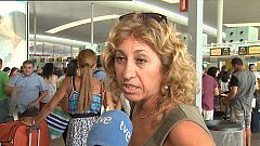 Largas colas, retrasos y cancelaciones en El Prat por los problemas "operativos" de Vueling