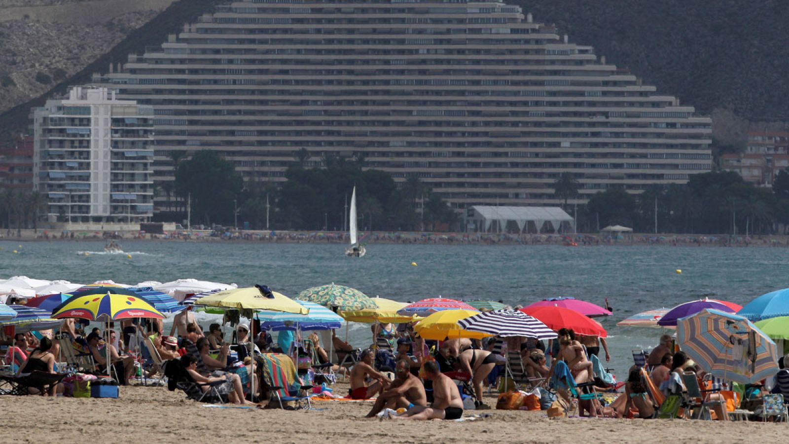 Turistas en la playa de Cullera