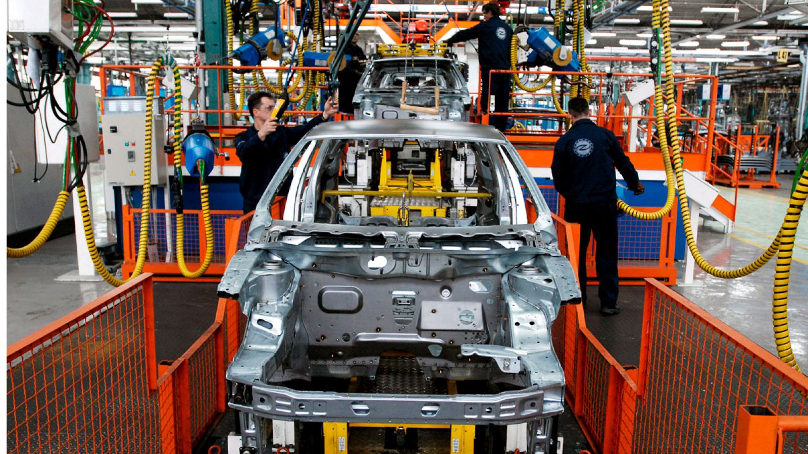 Operarios en una fábrica de Fiat en Serbia