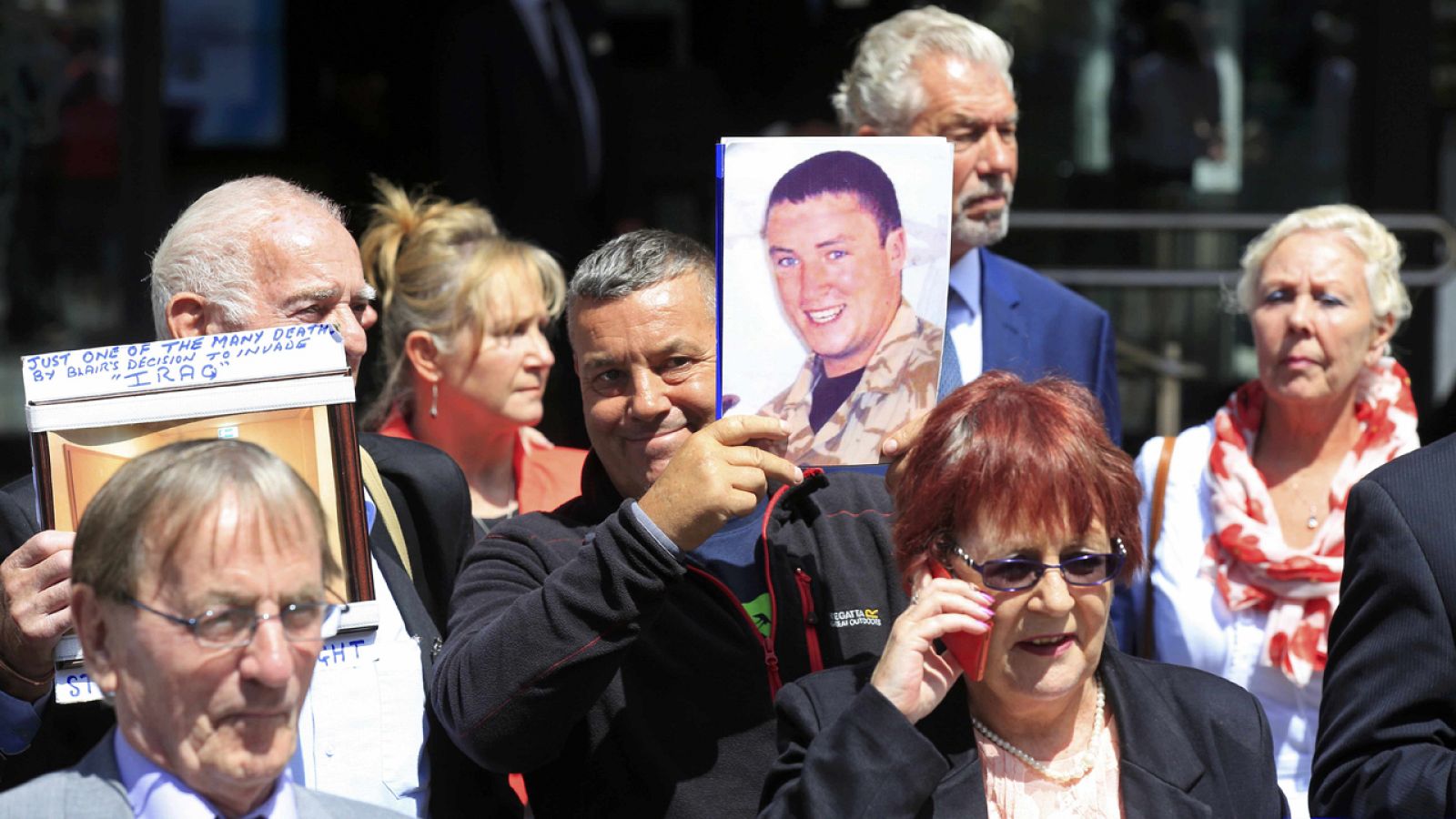 Familiares de soldados fallecidos en Irak aguardan en el exterior del Centro Queen Elizabeth II