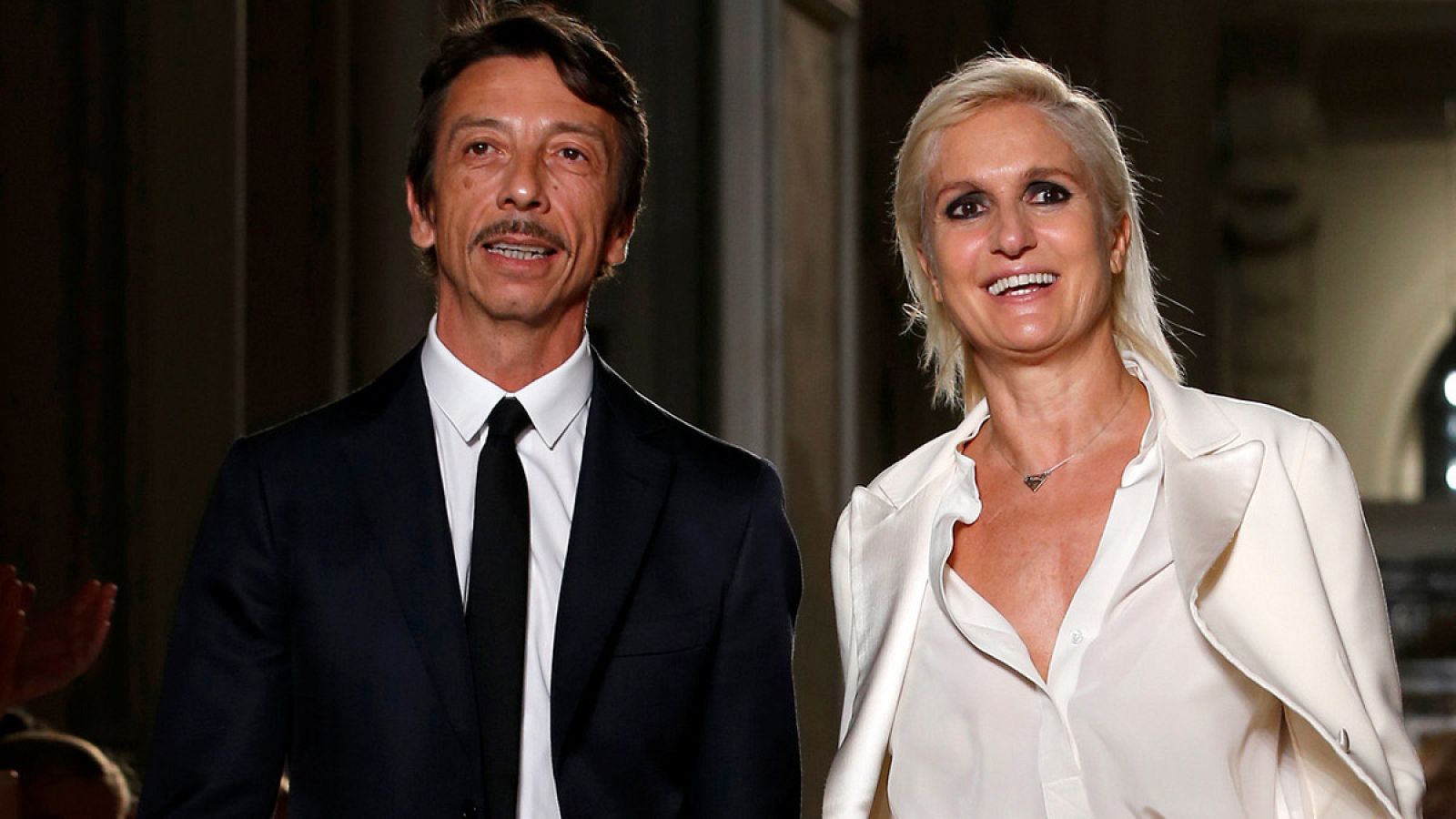 Pierpaolo Piccioli y Maria Grazia Chiuri tras su último desfile juntos en Valentino. AFP