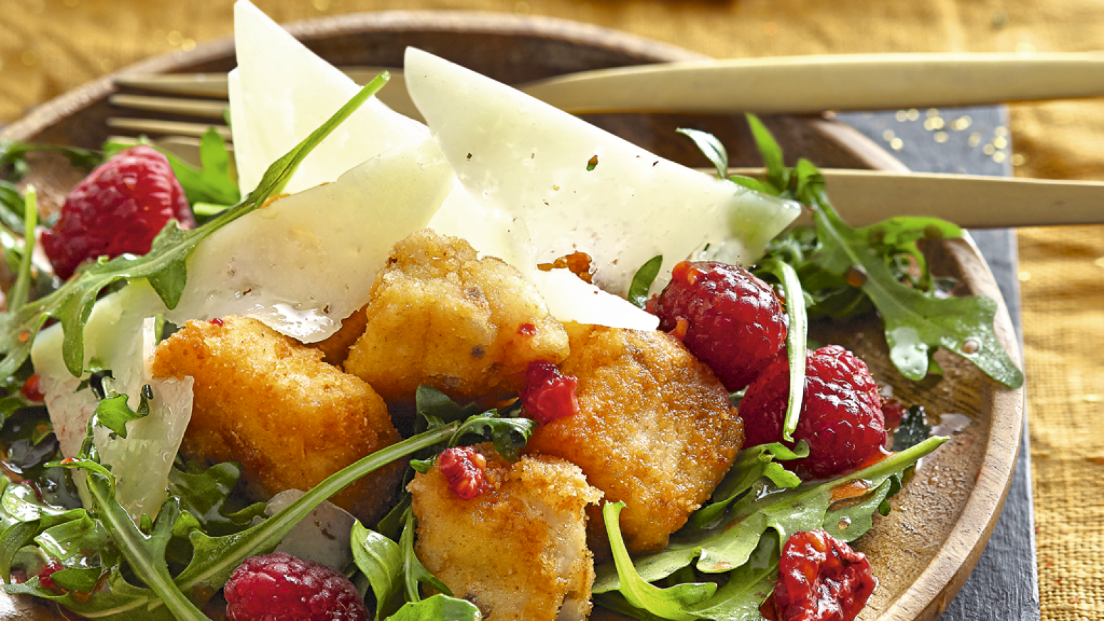 Ensalada de con pescado rebozado y frambuesas