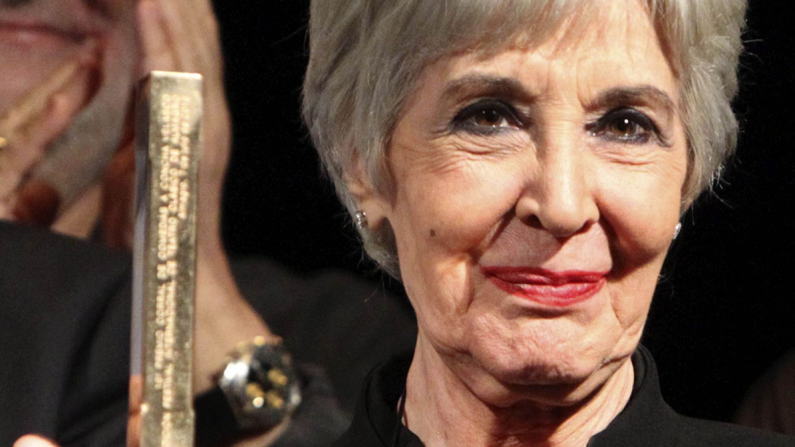 La actriz Concha Velasco posa con el premio Corral de Comedias, durante el acto inaugural del Festival de Teatro Clásico.AS