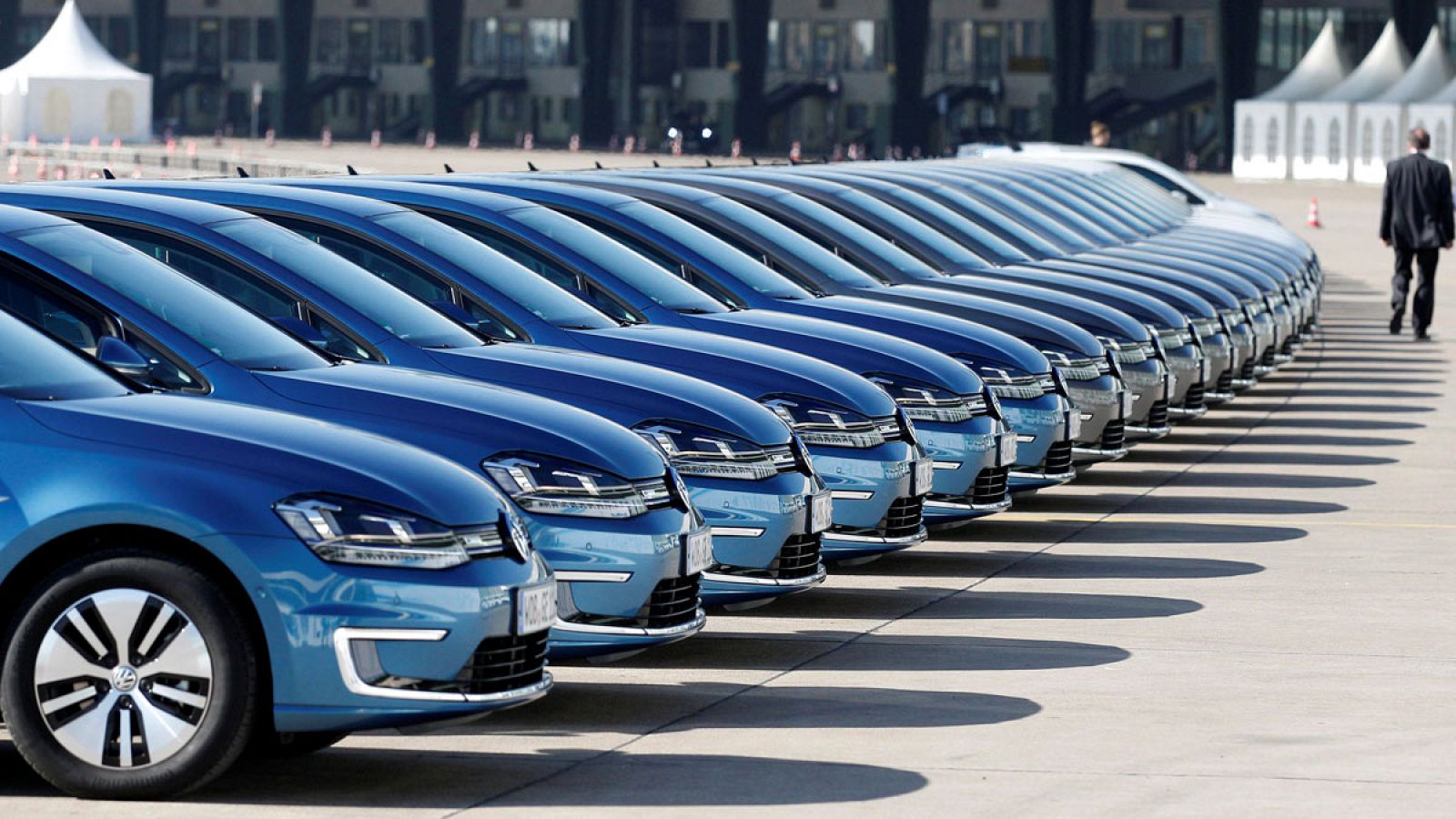 Una fila de Volkswagen e-Golf en Berlín