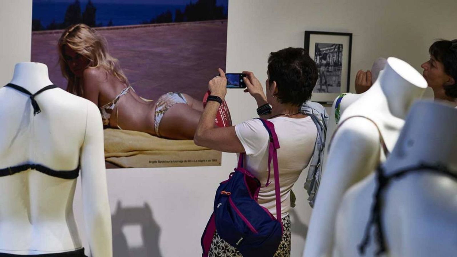 Una fotografía de Brigitte Bardot en la exposición. AFP