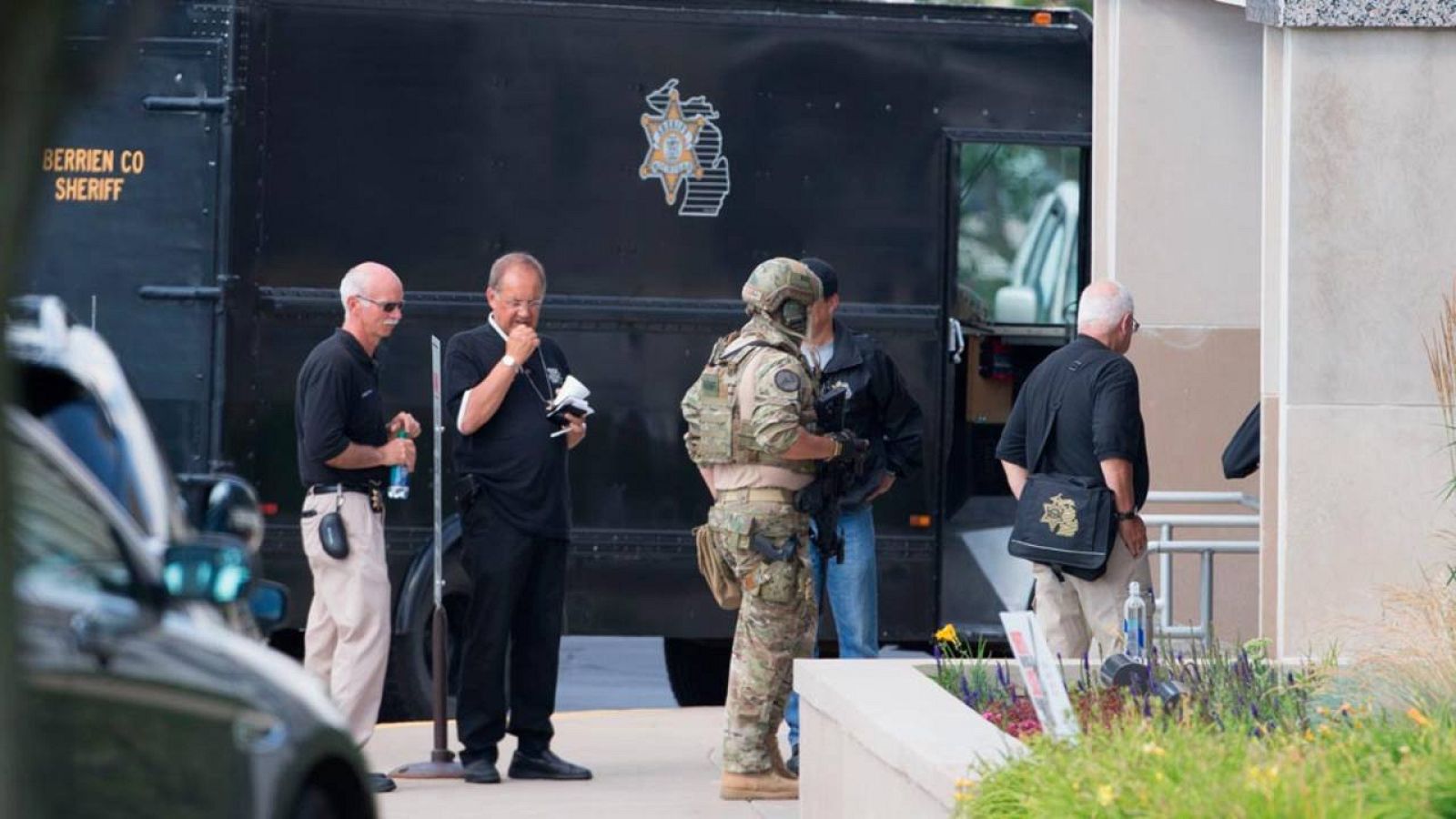 Varios investigadores trabajan en los alrededores del lugar del tiroteo