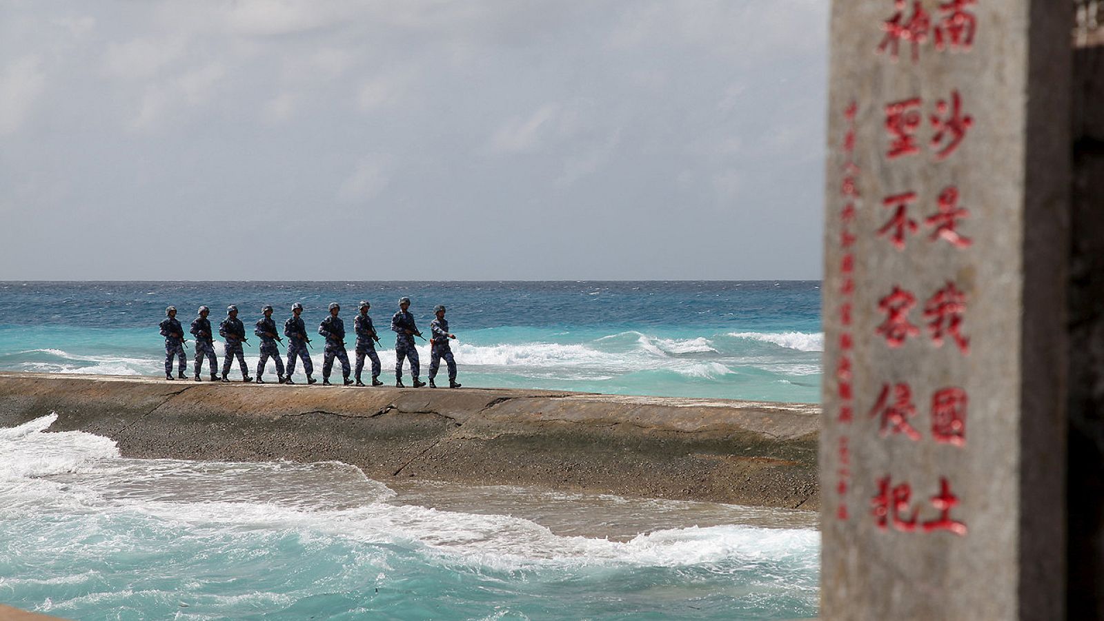 Soldados chinos en las islas Spratley (Nansha, en chino), en una imagen de archivo (febrero de 2016). Eln el letrero se lee: "Nansha es nuestra tierra nacional, sagrada e inviolable".